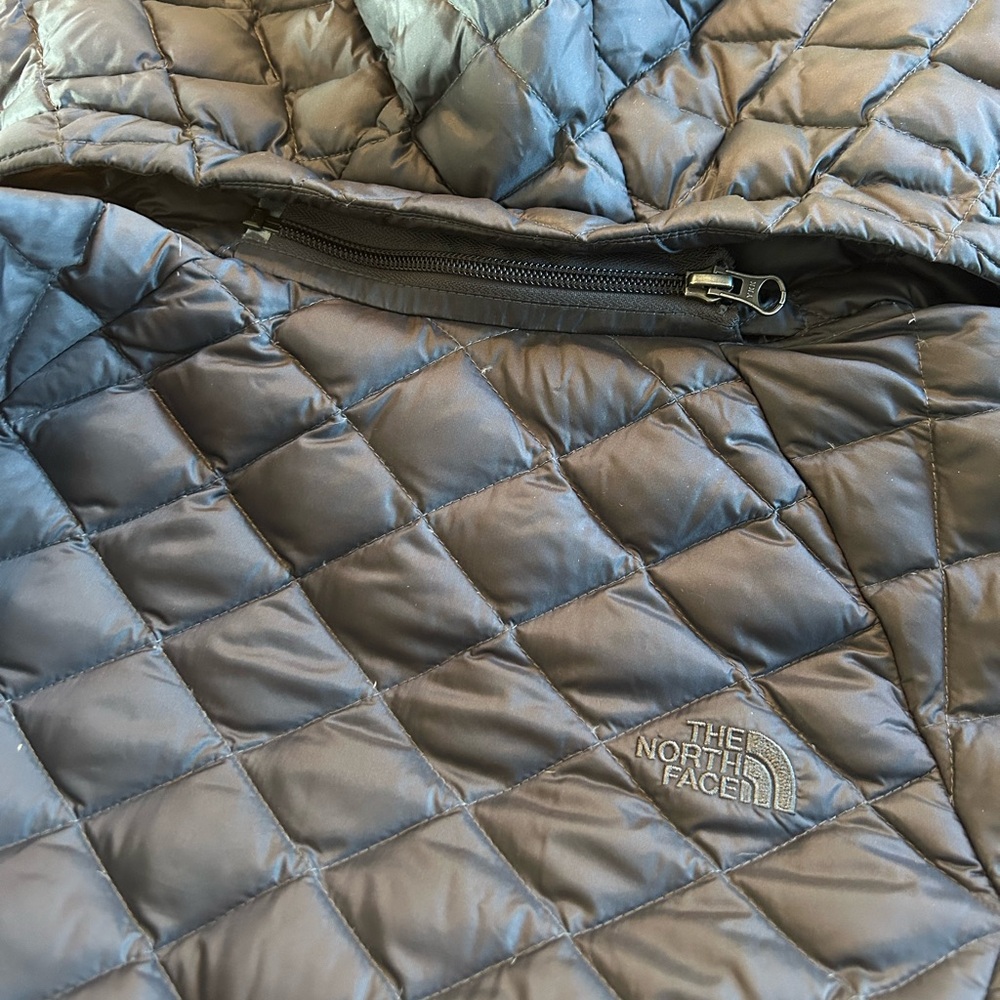 The North Face 550 Gray Transit Puffer Jacket with Hood - Picture 6 of 8